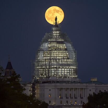 Silueta del edificio del Capitolio de Washington (Estados Unidos) con la 'luna azul' de fondo.
