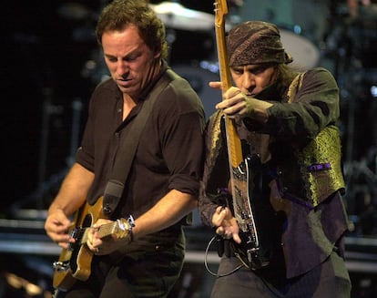 Bruce Springsteen y Steve Van Zant en un concierto en Nueva York en el año 2000.