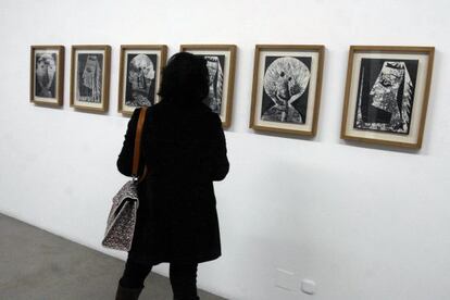  Una mujer contempla hoy en el Centro Cultural Torrente Ballester de Ferrol varias obras de la exposici&oacute;n 