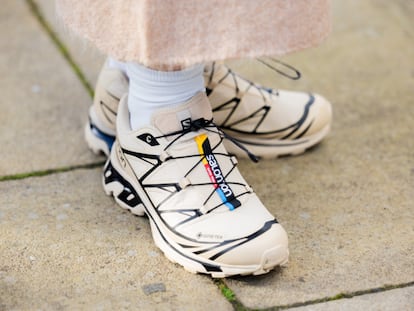 Artículo de EL PAÍS Escaparate sobre unas zapatillas Salomon para mujer.