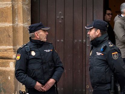 El ministro de Interior, Fernándo Grande-Marlaska, sale de la iglesia de La Palma, en Algeciras (Cádiz), tras un encuentro con su sacerdote.