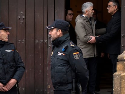 El ministro de Interior, Fernándo Grande-Marlaska, sale de la iglesia de La Palma, en Algeciras (Cádiz), tras un encuentro con su sacerdote.