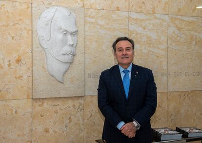 Gustavo Machín Gómez, embajador de Cuba en España, ante la inscripción de José Martí en la sede de la legación.