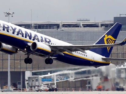 Tripulantes de cabina denuncian a Ryanair por presunto fraude en los contratos