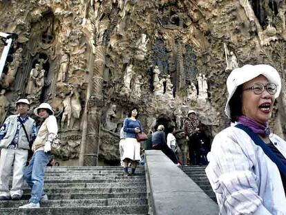 Un grupo de japoneses ante la Sagrada Familia de Gaudí, en Barcelona. Un monumento que fue el principal reclamo de los 130.000 turistas nipones que visitaron la ciudad en 2006.