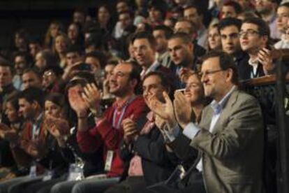 El presidente del Gobierno, Mariano Rajoy, durante la clausura de la Convención Nacional de Nuevas Generaciones, hoy en Madrid, donde ha iniciado su intervención subrayando ante el ecuador de la legislatura que el Ejecutivo ha tenido como objetivo "poner orden en las cosas".