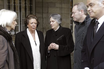 Charo Fraga, la hermana de Manuel Fraga, charla con las alcaldesas de Cádiz, Teófila Martínez, y Valencia, Rita Barberá; el presidente de la Comunidad Valenciana, Alberto Fabra, y el vicesecretario de Comunicación del PP, Esteban González Pons, antes del funeral en memoria de Manuel Fraga esta mañana en Santiago de Compostela.