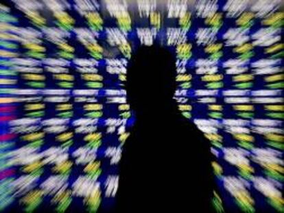 Un hombre observa una pantalla con información bursátil en Tokio.