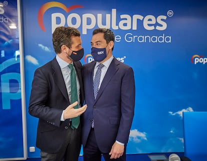 El presidente del PP, Pablo Casado, y el presidente del PP en Andalucía y de la Junta de Andalucía, Juanma Moreno, durante la clausura de la reunión del Consejo de Alcaldes del PP de Granada.