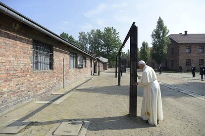 Fotografía facilitada por L'Osservatore Romano que muestra al papa Francisco mientras reza durante su visita al campo de concentración nazi de Auschwitz, en Oswiecim, Polonia.