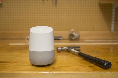 Google Home en una mesa de trabajo.