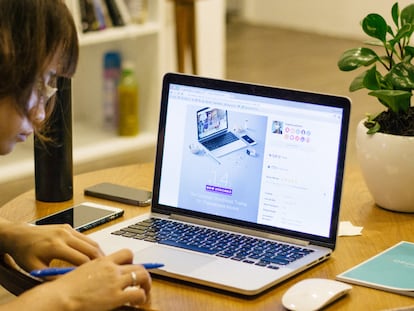 Trabajador con un Mac.