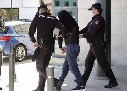 Dos agentes policiales acompañan en la comisaría de Redondela este miércoles al presunto autor del crimen de Redondela.