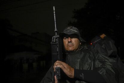 Los policías van armados para prevenir la rapiña en la zona central de Porto Alegre.