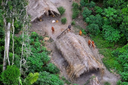 Indígenas de una tribu que viven aislados del mundo, en plena selva del Amazonas.