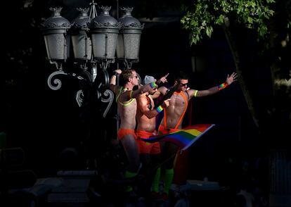 Tres chicos, en la plaza de Cibeles de Madrid durante la celebración del World Pride, el 1 de julio de 2017.
