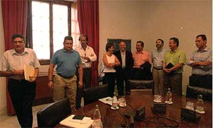 Luis Pizarro, Antonio Sanz y Javier Aroca (los tres primeros de izquierda a derecha), momentos antes de comenzar la reunión de ayer.