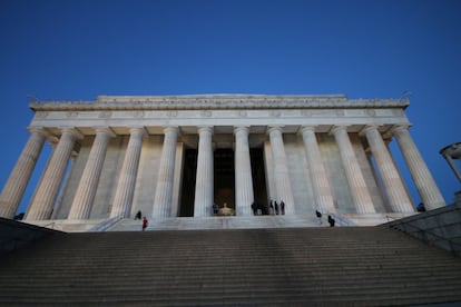 Esta escalinata forma parte de la historia de Estados Unidos porque aquí pronunció Martin Luther King su memorable discurso 'I have a dream', que acabó convirtiéndose en la hoja de ruta del movimiento por los Derechos Civiles que en 1963 sacudió la vieja moral blanca estadounidense. El director Robert Zemeckis tomó prestado ese episodio, introduciendo en él a Forrest Gump (Tom Hanks), en otro discurso muy recordado por los cinéfilos. Con todo el peso de la historia a sus espaldas, a la sombra de la enorme estatua de mármol de Abraham Lincoln (situada en uno de los extremos horizontales del National Mall de <a href="https://elviajero.elpais.com/elviajero/2016/10/18/actualidad/1476790576_917561.html" target="_blank">Washington</a>), este héroe corriente seduce con sus palabras simples pero cargadas de verdad. Este recorrido nostálgico y autocrítico por tres décadas que cambiaron el destino de la gran potencia mundial reinó en los Óscar de 1995 llevándose seis estatuillas (entre ellas la de mejor película y mejor actor).