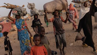 Un grupo de desplazados de la guerra en Sudán, procedentes de Darfur, se dirige a sus refugios el 24 de abril de 2024 en Adre, Chad.