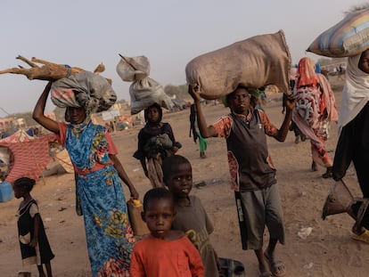 Un grupo de desplazados de la guerra en Sudán, procedentes de Darfur, se dirige a sus refugios el 24 de abril de 2024 en Adre, Chad.