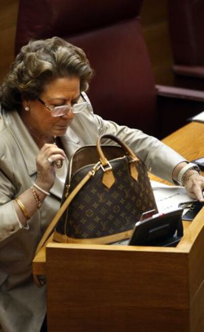 Rita Barberá, alcaldesa de Valencia, con un bolso de Louis Vuitton.