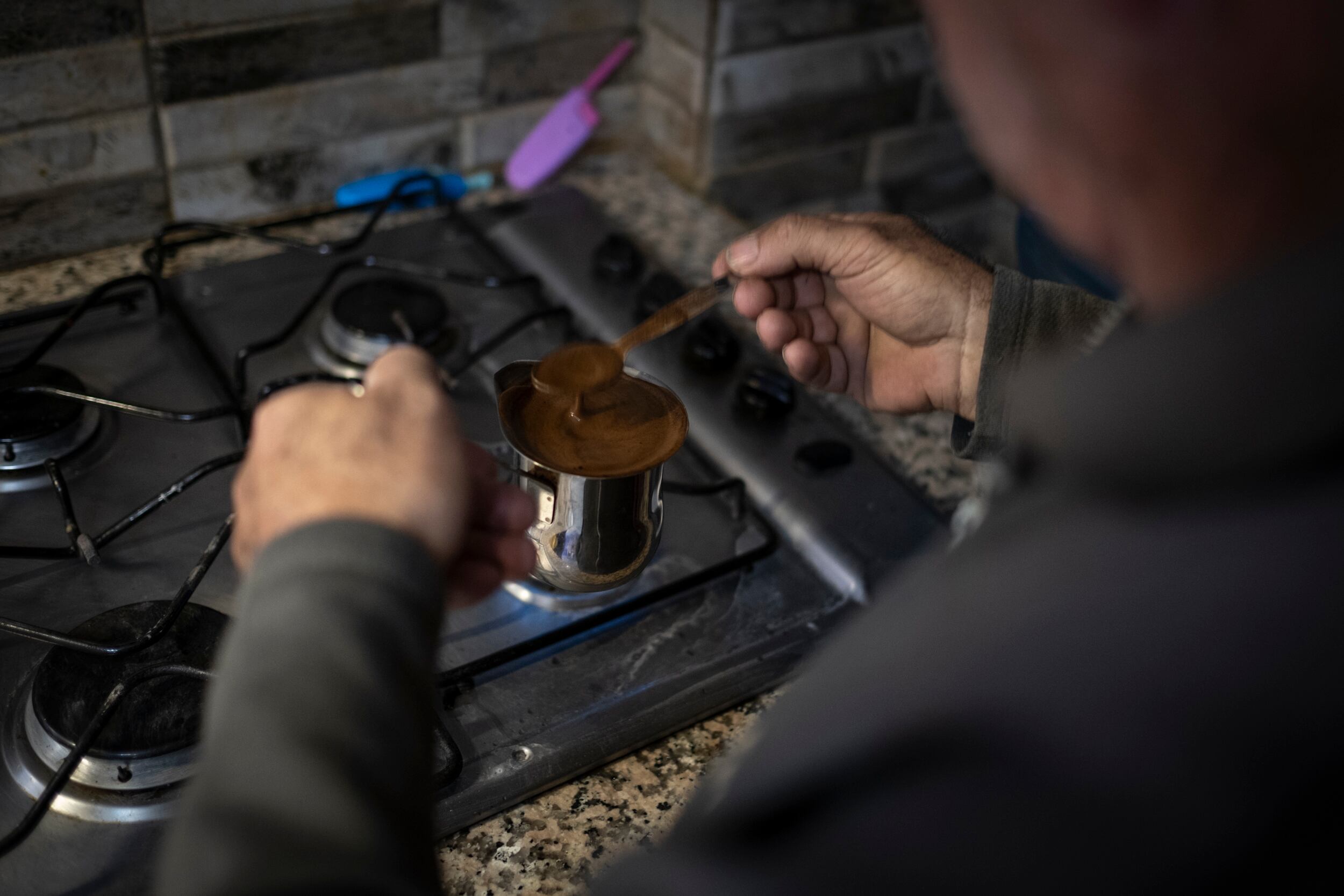 Mrad Mrad prepara café en el interior de su vivienda, en la localidad de Aamchit, en el municipio de Byblos.