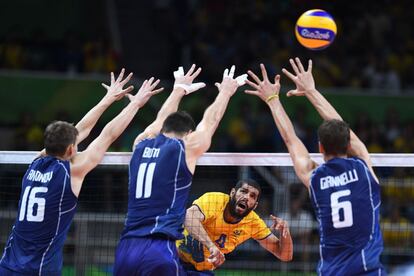 Wallace olha a bola durante a final do vôlei masculino entre a Itália e o Brasil.