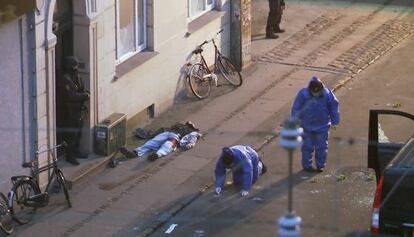 El autor de los tiroteos de Copenhague yace en el suelo tras ser abatido por la policía danesa.