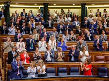 El presidente del Gobierno, Pedro Sánchez, juntos a varias ministras, en el pleno del Congreso que aprobó la ley de vivienda.