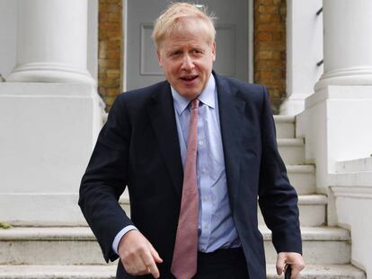 Boris Johnson sale de su vivienda en Londres, este miércoles.