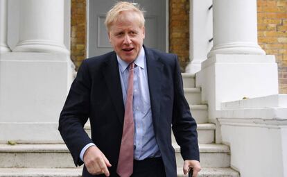 Boris Johnson sale de su vivienda en Londres, este miércoles.