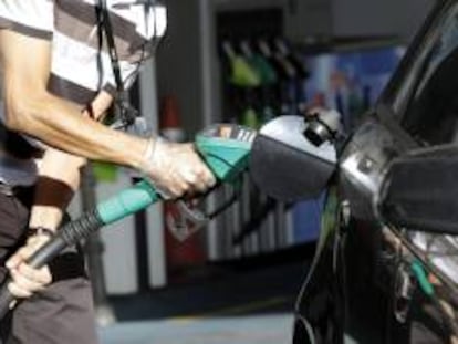Un conductor reposta en una gasolinera de Madrid. EFE/Archivo