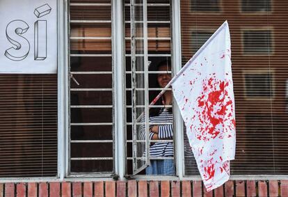 Una bandera blanca manchada de sangre tras darse a conocer el resultado del referéndum en Bogotá.