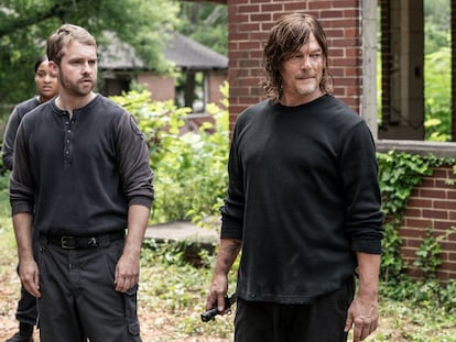 Norman Reedus (derecha), en un capítulo de la segunda parte de la 11ª temporada de 'The Walking Dead'.