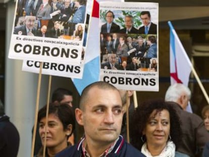 Sindicalistas protestan por la fusi&oacute;n de cajas gallegas en 2011. 