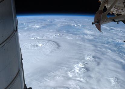 Imagen de la NASA del súper tifón Bopha, que fue tomada por el Comandante de la Expedición 34 Kevin Ford el 2 de diciembre de 2012 desde la Estación Espacial Internacional, mientras la tormenta se acercaba a las Filipinas con vientos de 130 millas por hora.