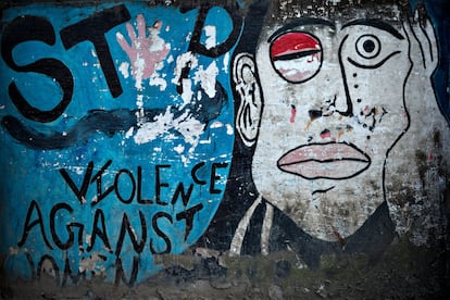 El Fondo para las Poblaciones de la ONU (UNFPA) estima que una de cada cinco nepalíes de entre 15 y 49 años ha sufrido de violencia por lo menos una vez en su vida. En la imagen, un mural contra la violencia sobre las mujeres pintado en frente a la estación de autobuses Jamal en Katmandú, la capital de Nepal.