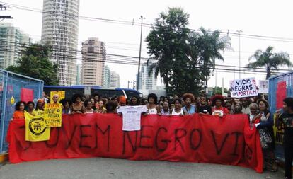 Manifestantes entram em estacionamento do supermercado no Rio