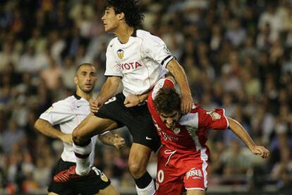 Corradi salta sobre Aitor Ocio en presencia de Di Vaio.