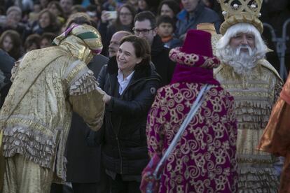 Los Reyes Magos saludan a Ada Colau, alcaldesa de Barcelona.