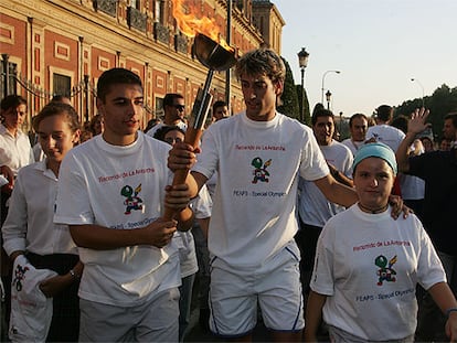 Antonio Reina junto al portador de la antorcha de Special Olympics, tras su parada en San Telmo.