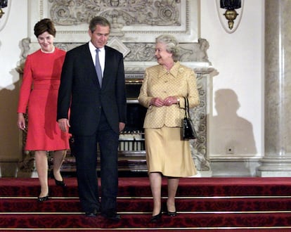 El presidente de Estados Unidos George Bush Jr. y su esposa Laura, con la reina de Inglaterra, al termino de su visita al palacio de Buckingham en julio de 2001.