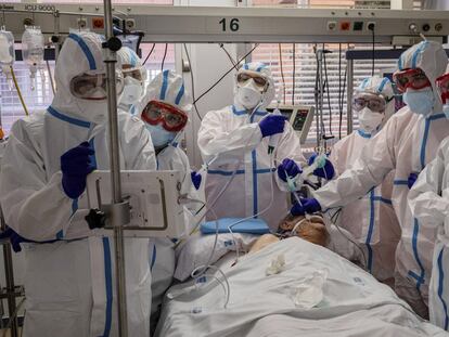 Sanitarios de del hospital Severo Ochoa de Leganés (Madrid) el 20 de diciembre de 2020.