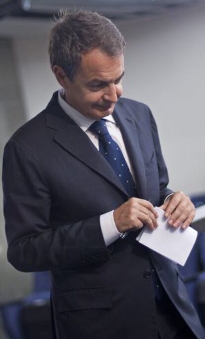 El presidente del Gobierno, José Luis Rodríguez Zapatero, abandona la sala de prensa de La Moncloa tras su intervención. 