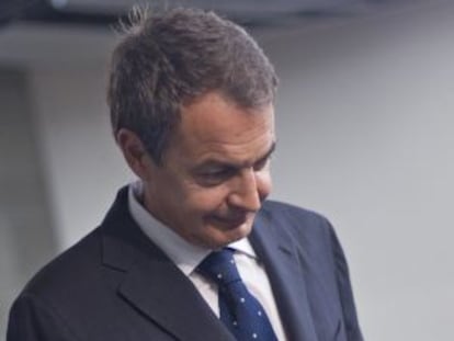 El presidente del Gobierno, José Luis Rodríguez Zapatero, abandona la sala de prensa de La Moncloa tras su intervención. 