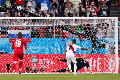 El peruano Christian Cueva falla el penalti ante Dinamarca.