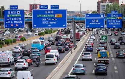 Retenciones de tráfico en la M-30 de Madrid, este jueves.