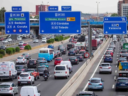 Retenciones de tráfico en la M-30 de Madrid, este jueves.