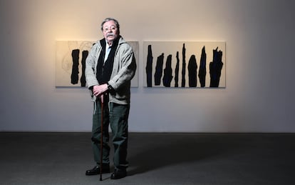 Alberto Corazón, junto a sus obras '¿Qué bosque no ha tenido un fugitivo?' (izquierda) y 'Bosque azul', en su muestra 'Despojarse', en 2017.

