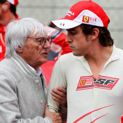 Ecclestone, patrón de la fórmula uno, habla con Alonso antes de la carrera.